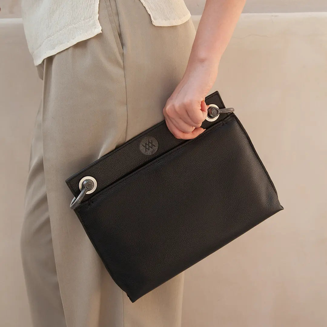 Clutch Documenta Allblack