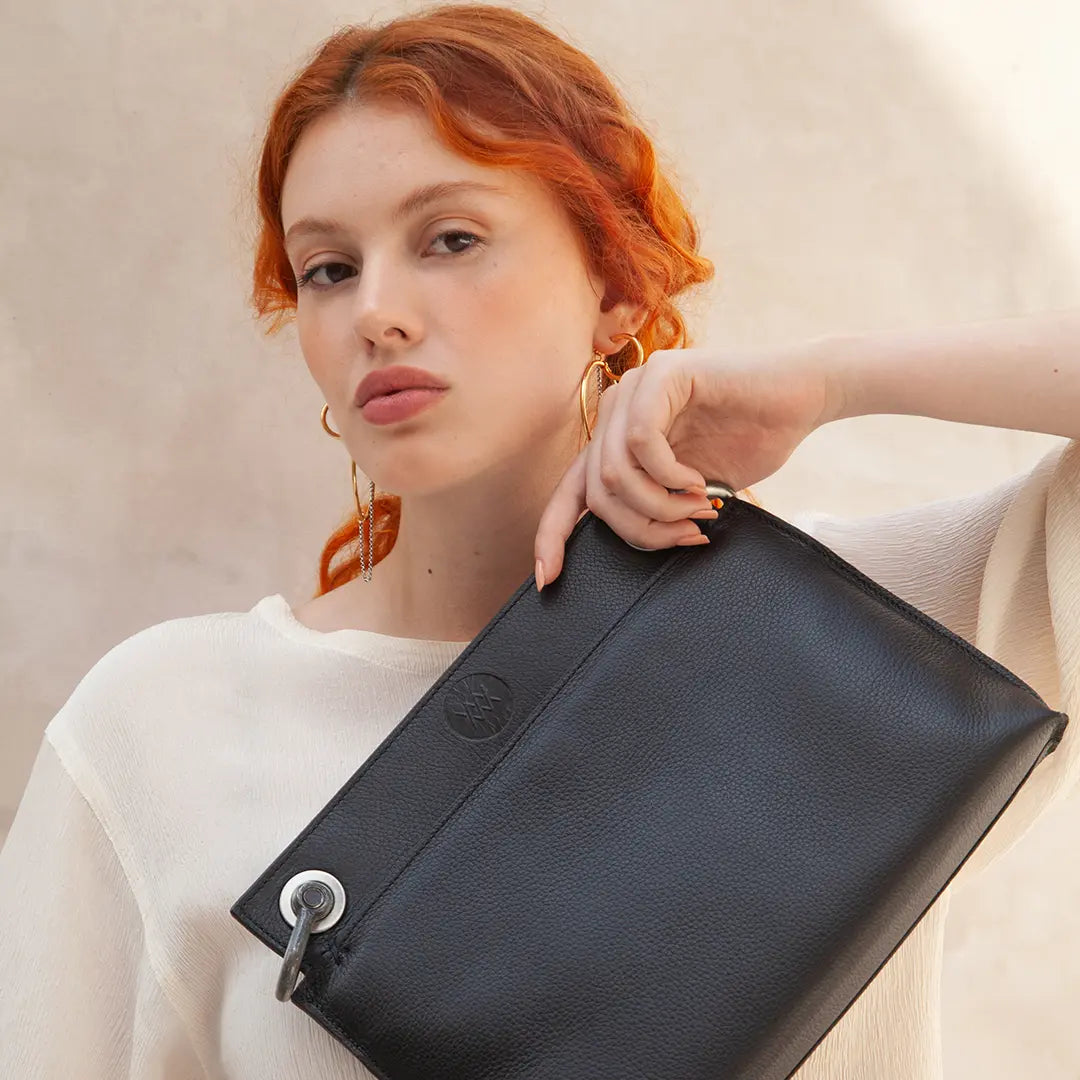 Clutch Documenta Allblack