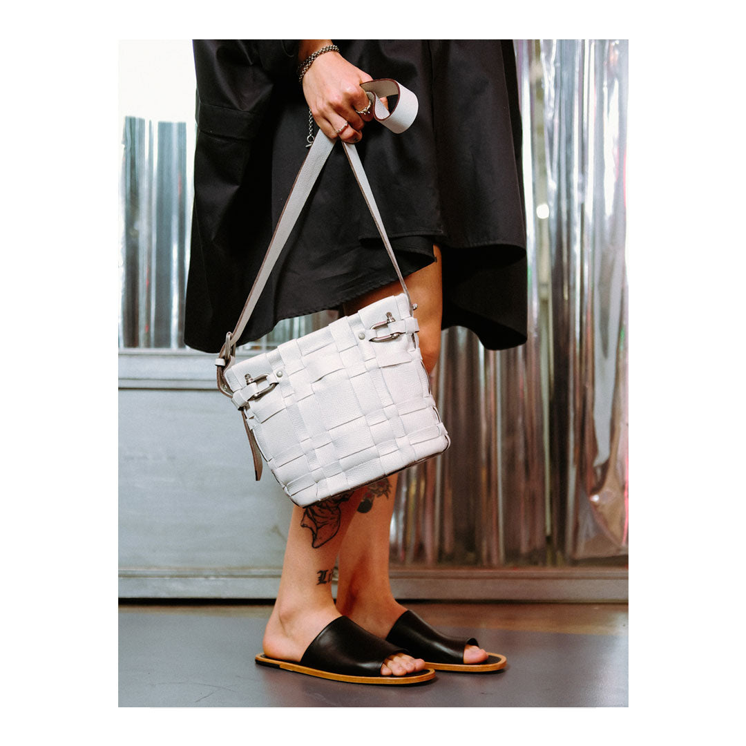 Sliper Documenta & Bolsa Bucket Trama Off White