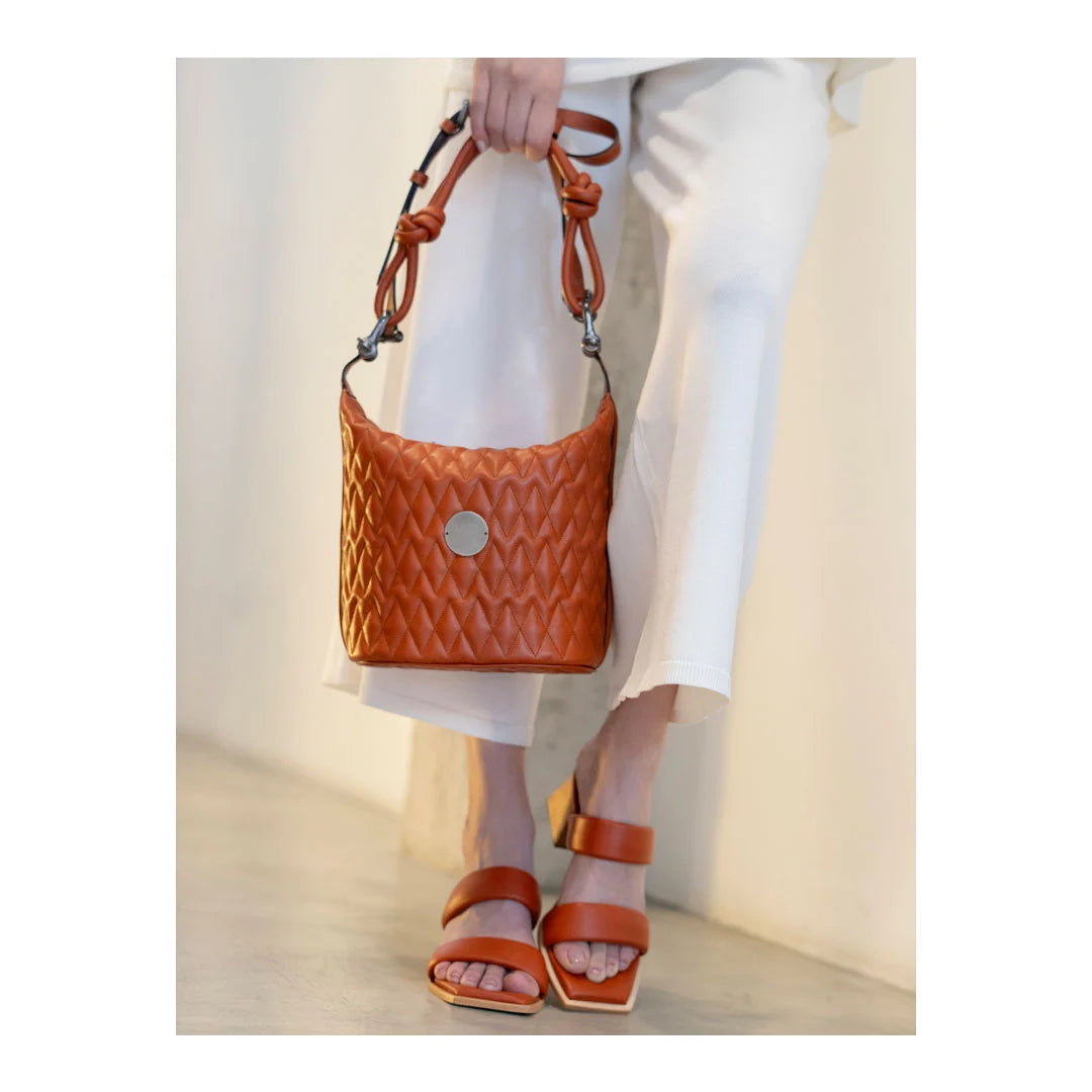 Sandália Debbie & Bolsa Bucket Matelassê Canela