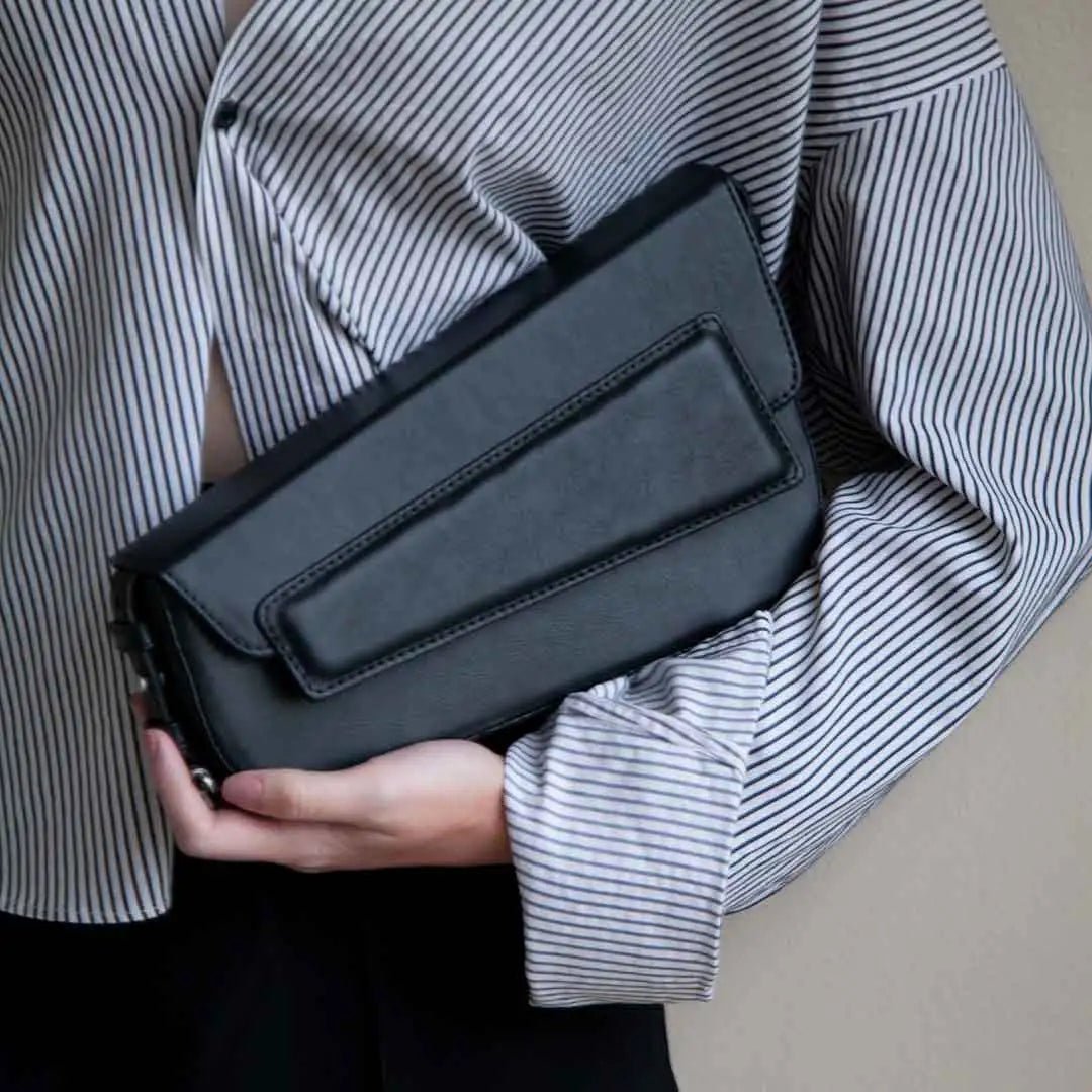 Bolsa Baguete Clark Allblack - Atelier Soave