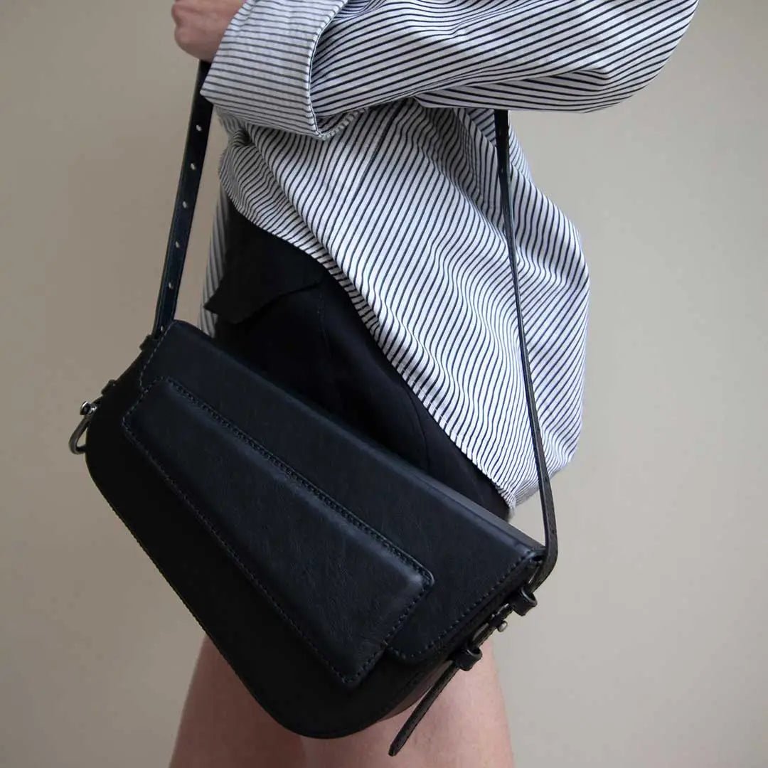 Bolsa Baguete Clark Allblack - Atelier Soave